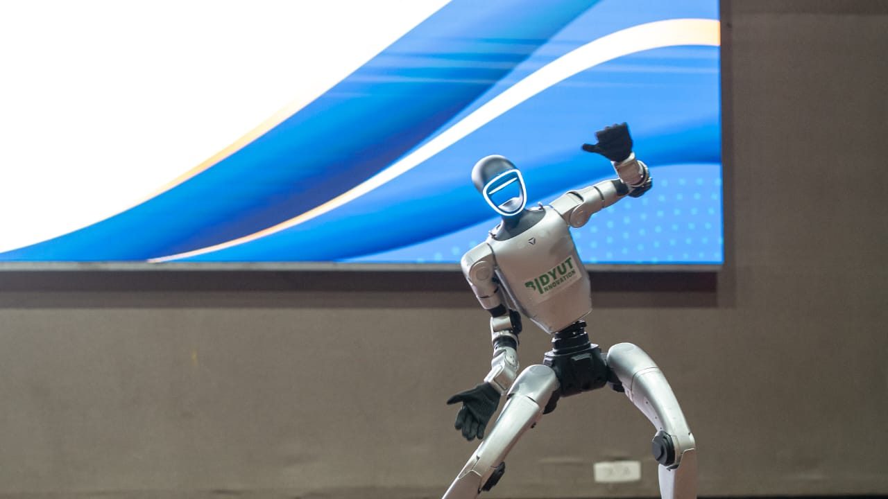 أخبار تقنية موجزة 🤖 — 7 أكتوبر 2026: روبوتات سيول، «ميسترال»، ترامب، «ديب سيك»