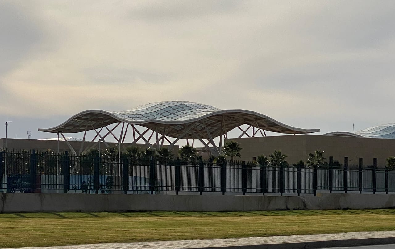 الحرم الجامعي للجامعة بالرباط، بمظلته الكبيرة